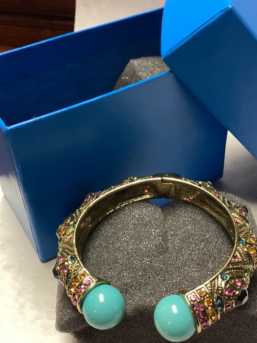 HEIDI DAUS CLAMPER. SWARowski. CRYSTALS BOXED